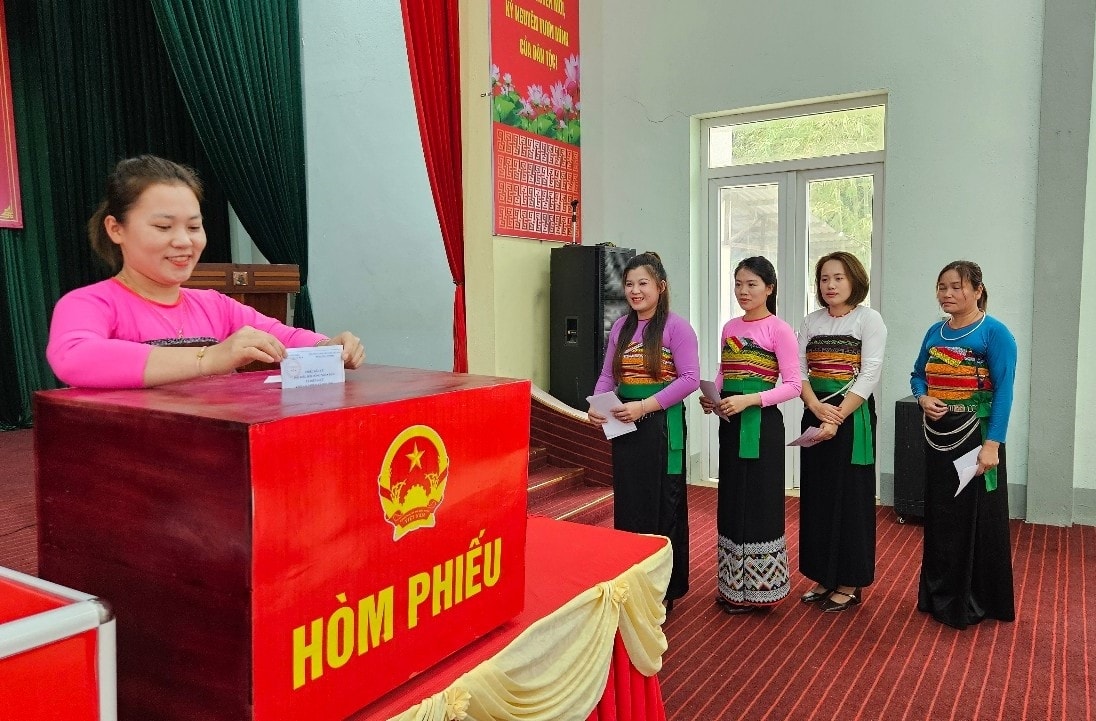 (tin ảnh)Sắc màu ngày hội bầu cử nơi vùng biên xứ Thanh  2