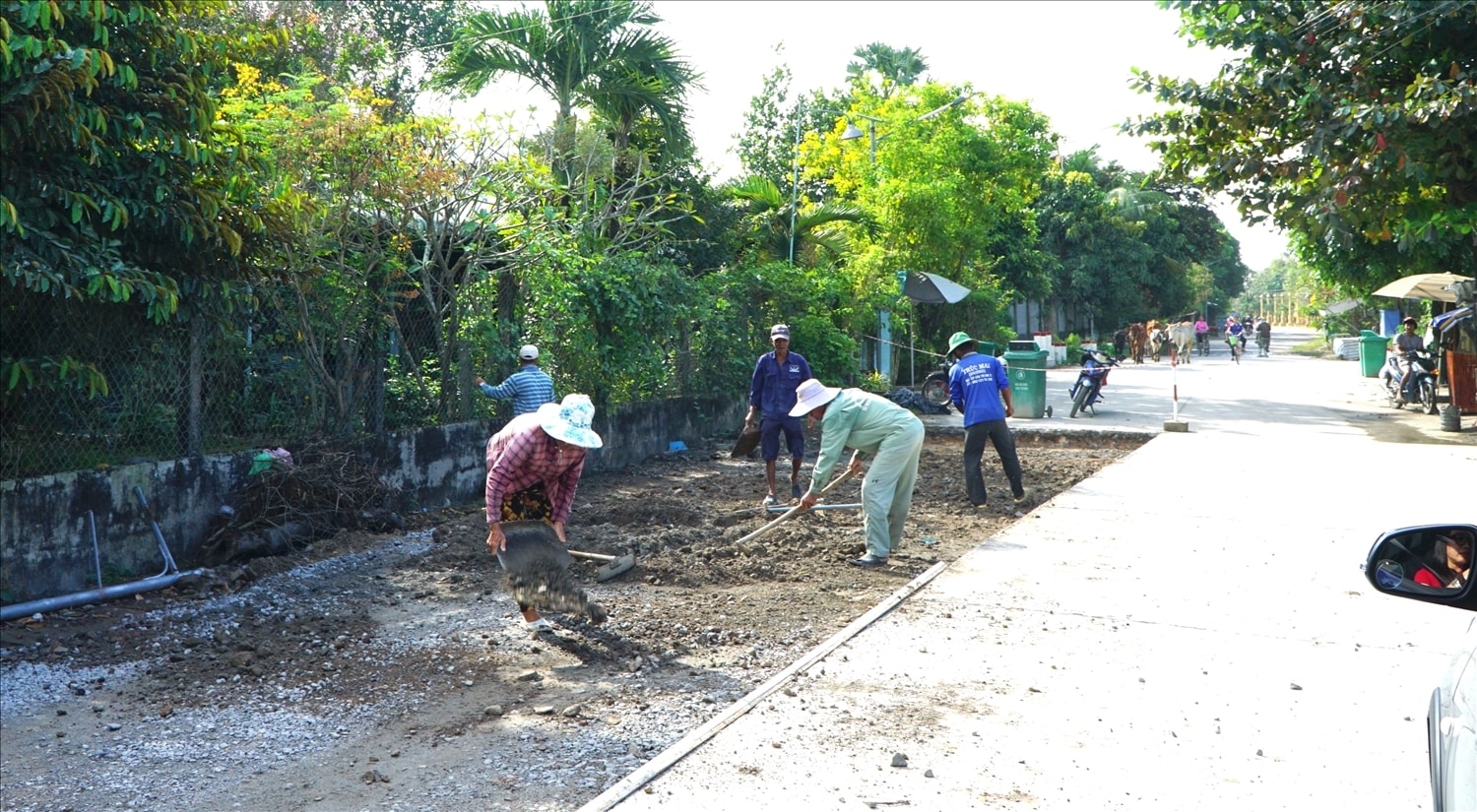 Đường giao thông tại trung tâm xã Ô Lâm đang được đầu tư, bảo dưỡng nhờ nguồn lực Chương trình mục tiêu quốc gia. (Ảnh: Như Tâm)