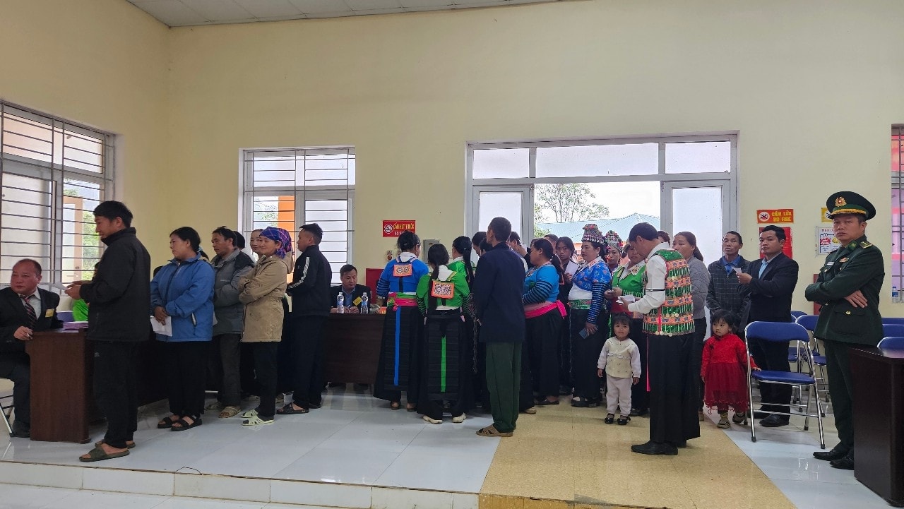 Trong buổi sáng, cử tri xã Nhi Sơn tham gia bỏ phiếu đông đủ, đúng quy định.(ảnh Quỳnh Trâm).
