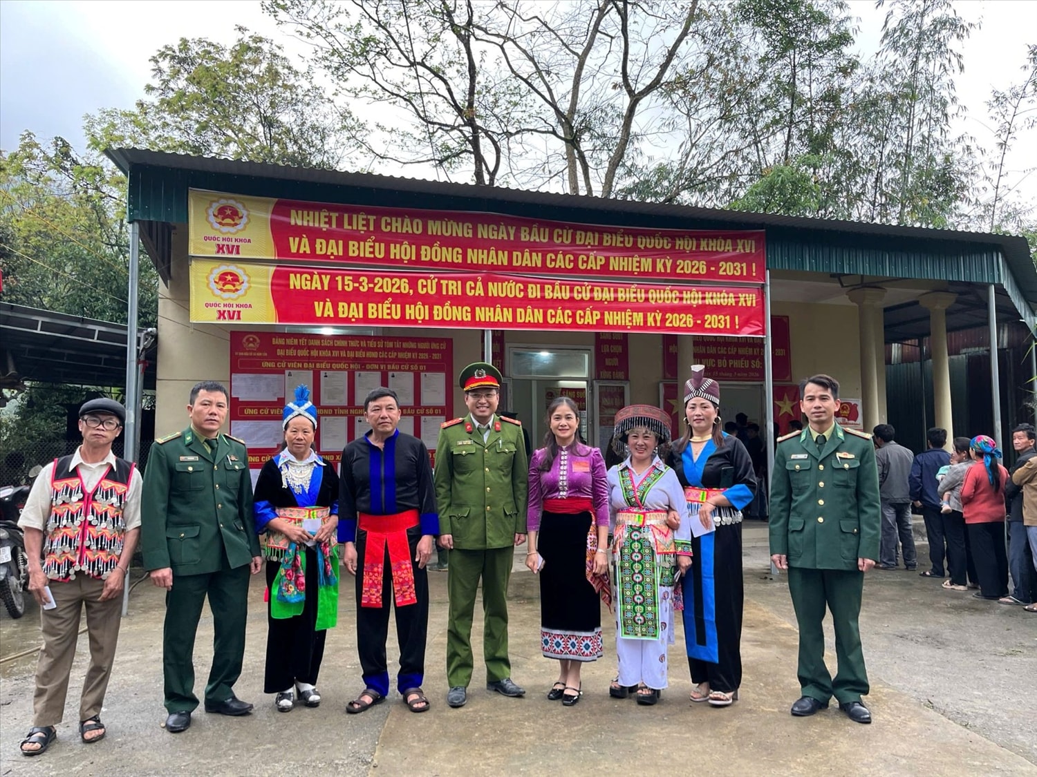 Cử tri ở bản Tiền Tiêu, xã Nậm Cắn (Nghệ An) trước giờ thực hiện bầu cử - Ảnh: T.H