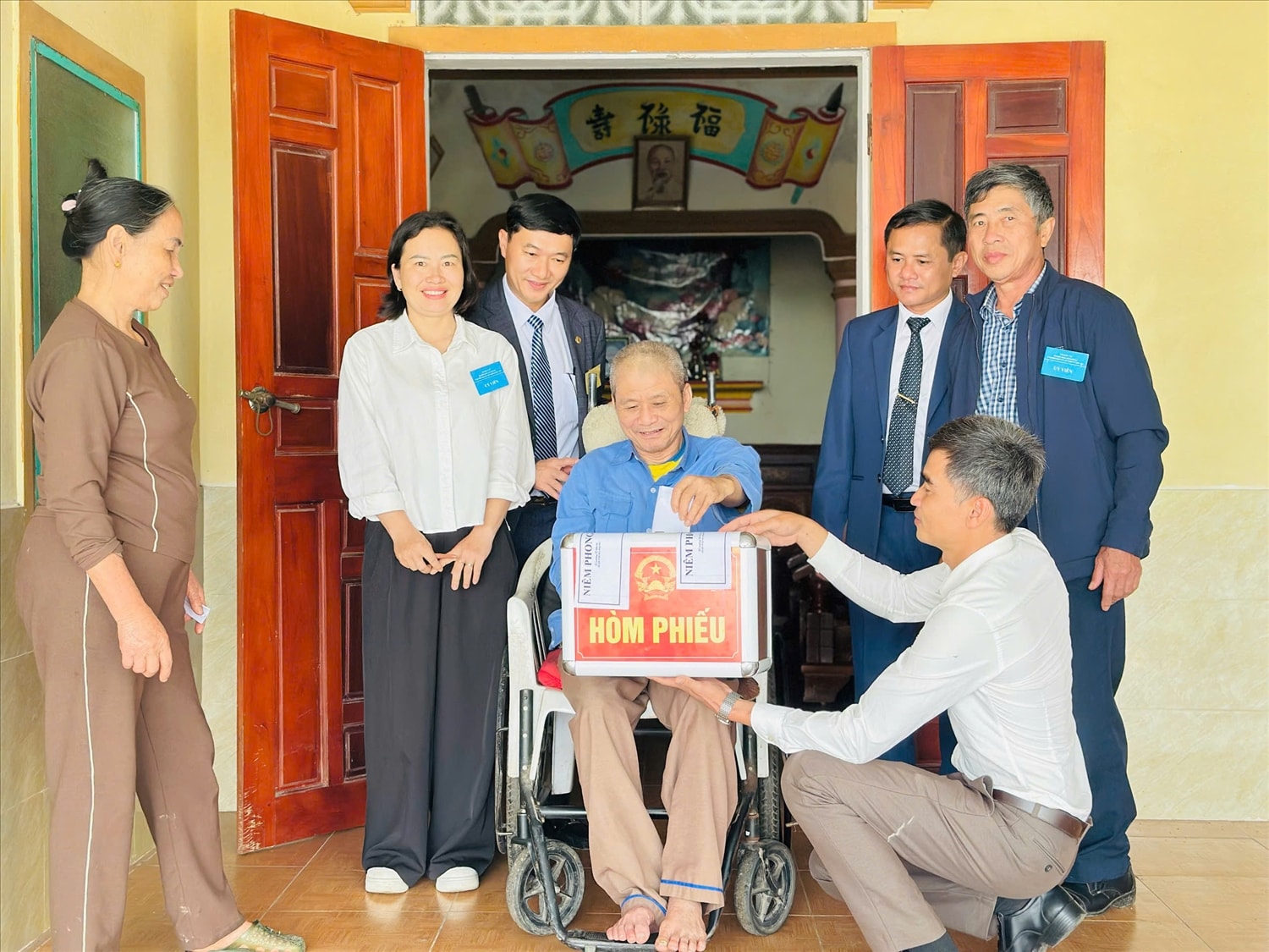 Cụ Nguyễn Duy Diện ở thôn 6 xã Đại Đồng, tỉnh Nghệ An tròn 110, tự tay bỏ phiếu bầy ngay tại nhà mình - Ảnh: T.H
