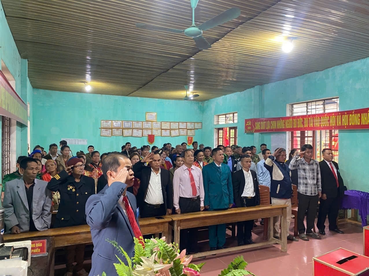 Cử tri bản Cà Moong - bản vùng lòng hồ bản Vẽ, xã Lượng Minh, tỉnh Nghệ An thực hiện nghi thức trước khi tham gia bầu cử - Ảnh: T.H