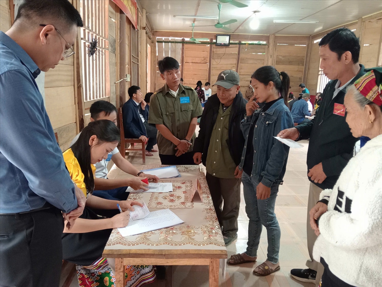 Kiểm tra danh sách cử tri bản Huồi Pủng, xã Hữu Khuông, tỉnh Nghệ An trước khi phát phiếu bầu - Ảnh: T.H