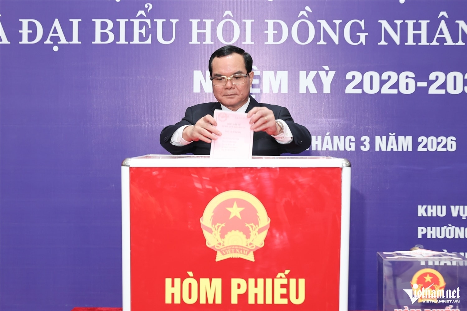 Bộ trưởng Đào Ngọc Dung bỏ phiếu tại phường Yên Hòa, Hà Nội 8