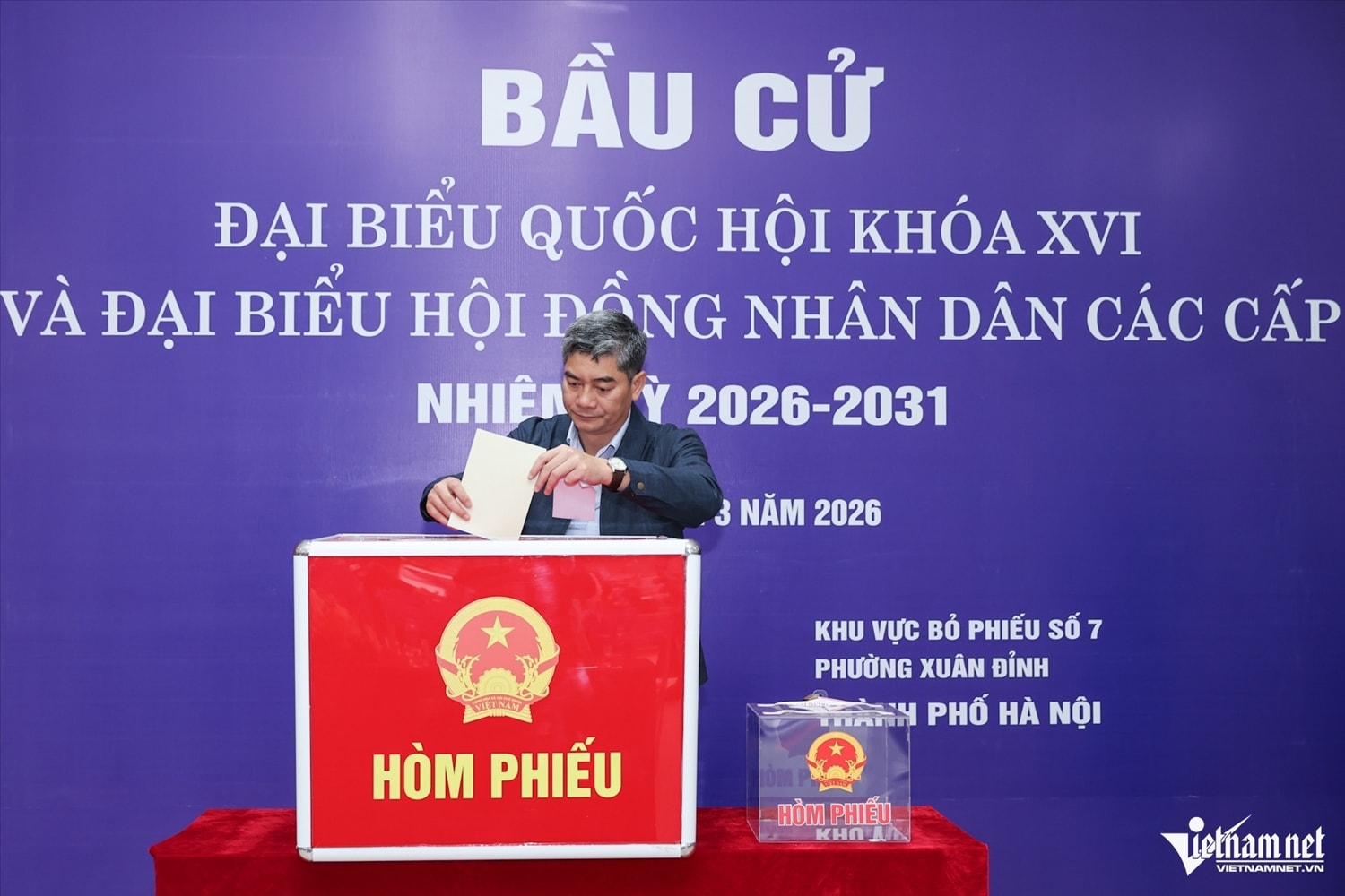 Bộ trưởng Đào Ngọc Dung bỏ phiếu tại phường Yên Hòa, Hà Nội 9