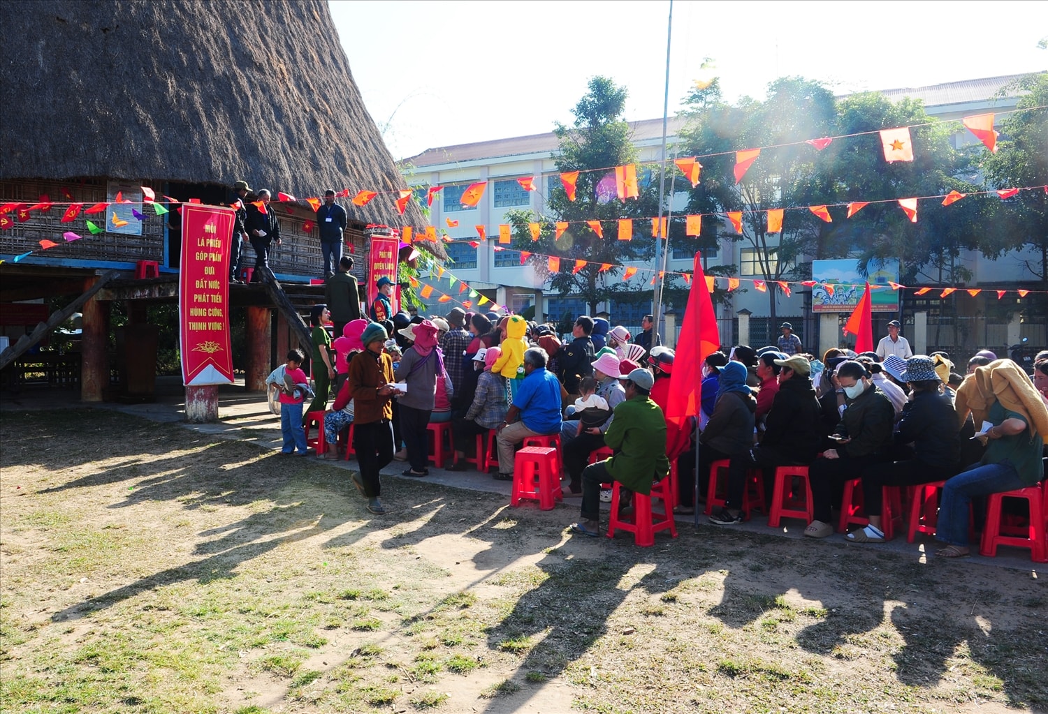 Ngày hội non sông nên mọi người đến đông đủ.