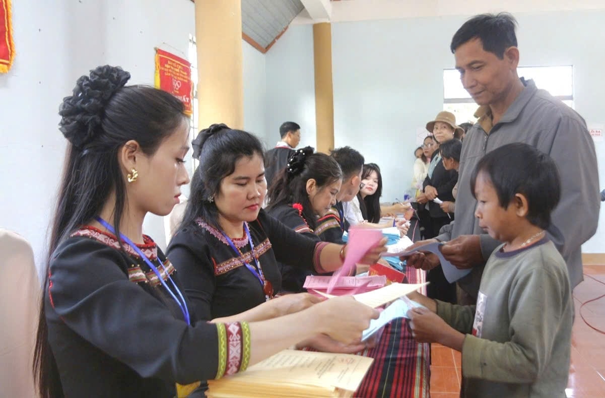 Đồng bào Ê Đê ở buôn Tuôr xã Hoà Phú, tỉnh Đắk Lắk thực hiện quyền bầu cử