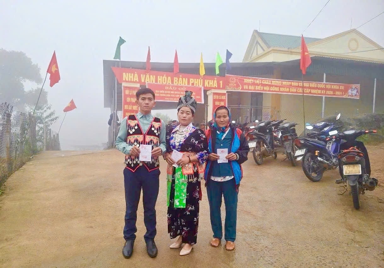 Anh Vừ Bá Sưa ở bản Phù Khả 1, xã Na Ngoi cùng người dân trong bản đi bầu cử- Ảnh: T.H