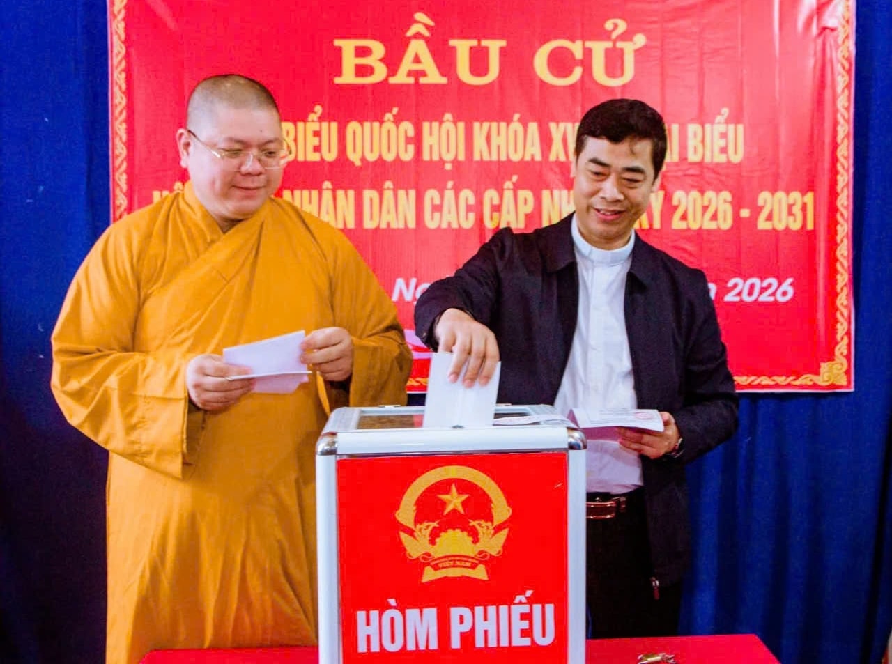 Đại đức Thích Hải Chơn (bên trái) trụ trì chùa Non Nước xã Vân Tụ tỉnh Nghệ An tham gia bầu cử