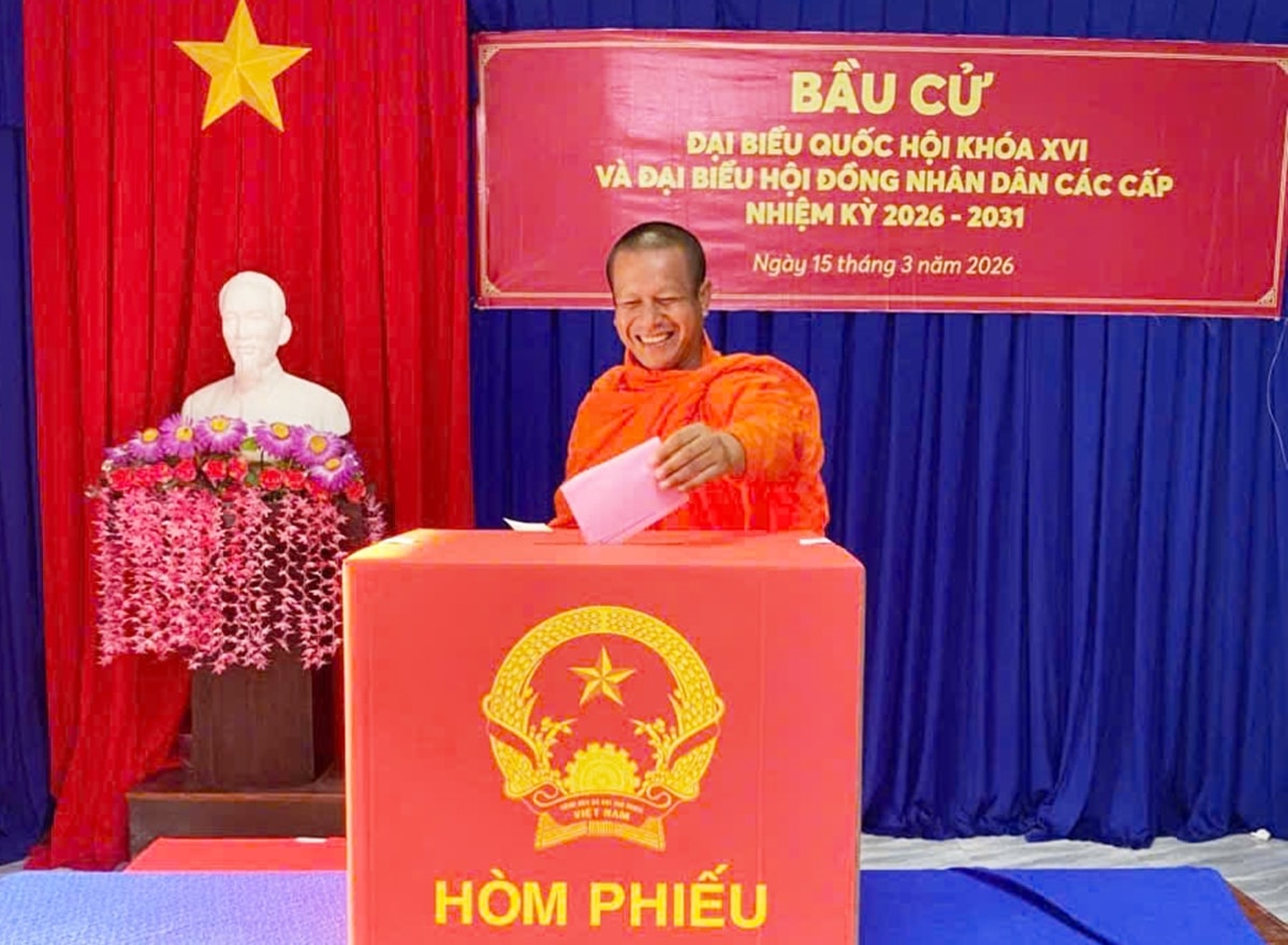 Sáng sớm nay, Đại đức Hữu Nhiều - Trụ trì chùa Rạch Giồng (ấp Đường Đào, xã Hồ Thị Kỷ), đã có mặt tại Tổ bầu cử số 14, thuộc Ban bầu cử số 7 của xã để thực hiện quyền và nghĩa vụ công dân.