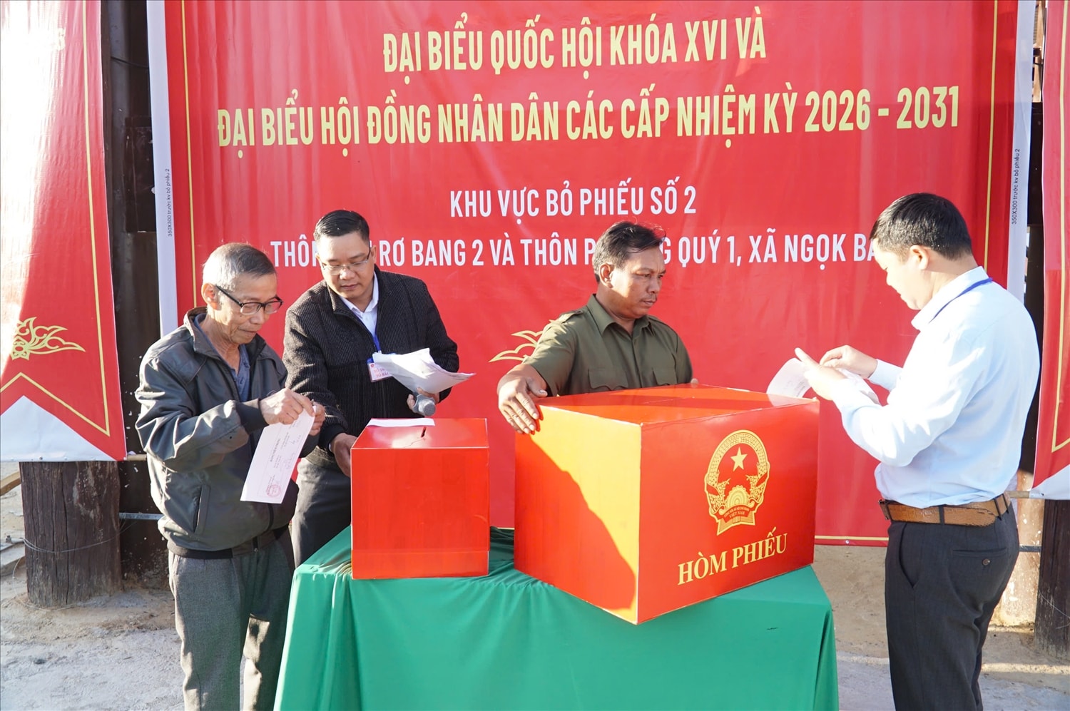 Cử tri vùng có đạo, thôn Kon Rờ Bang 2 và thôn Phương Quý 1, xã Vinh Quang, tỉnh Quảng Ngãi bỏ phiếu bầu cử.