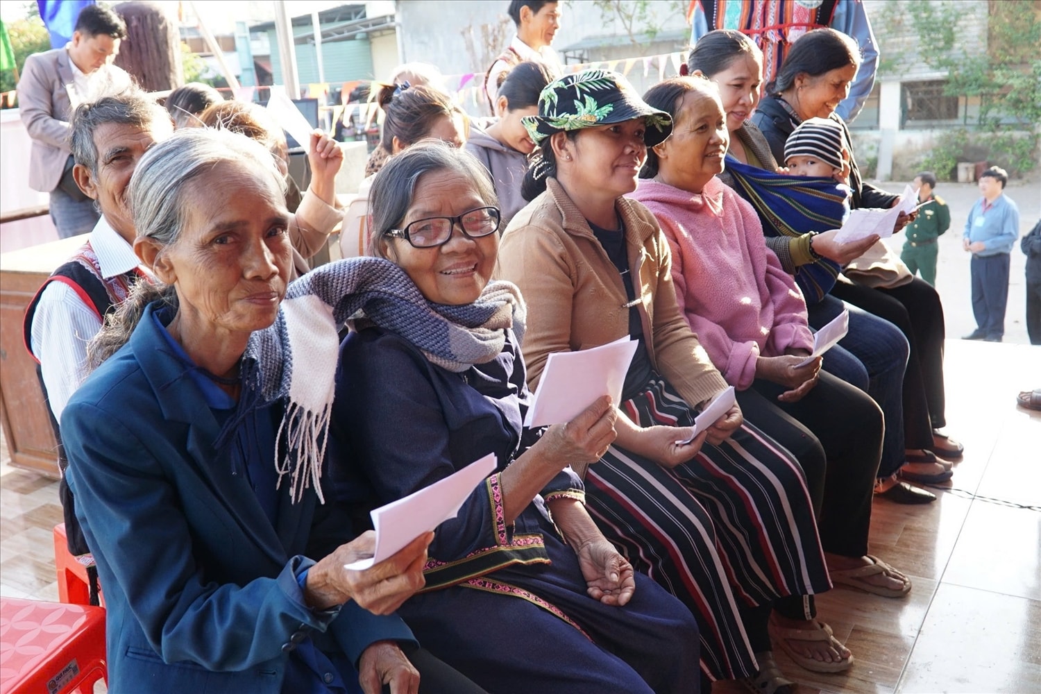 Cử tri vùng có đạo, thôn Kon Rờ Bang 2 và thôn Phương Quý 1, xã Vinh Quang, tỉnh Quảng Ngãi bỏ phiếu bầu cử.