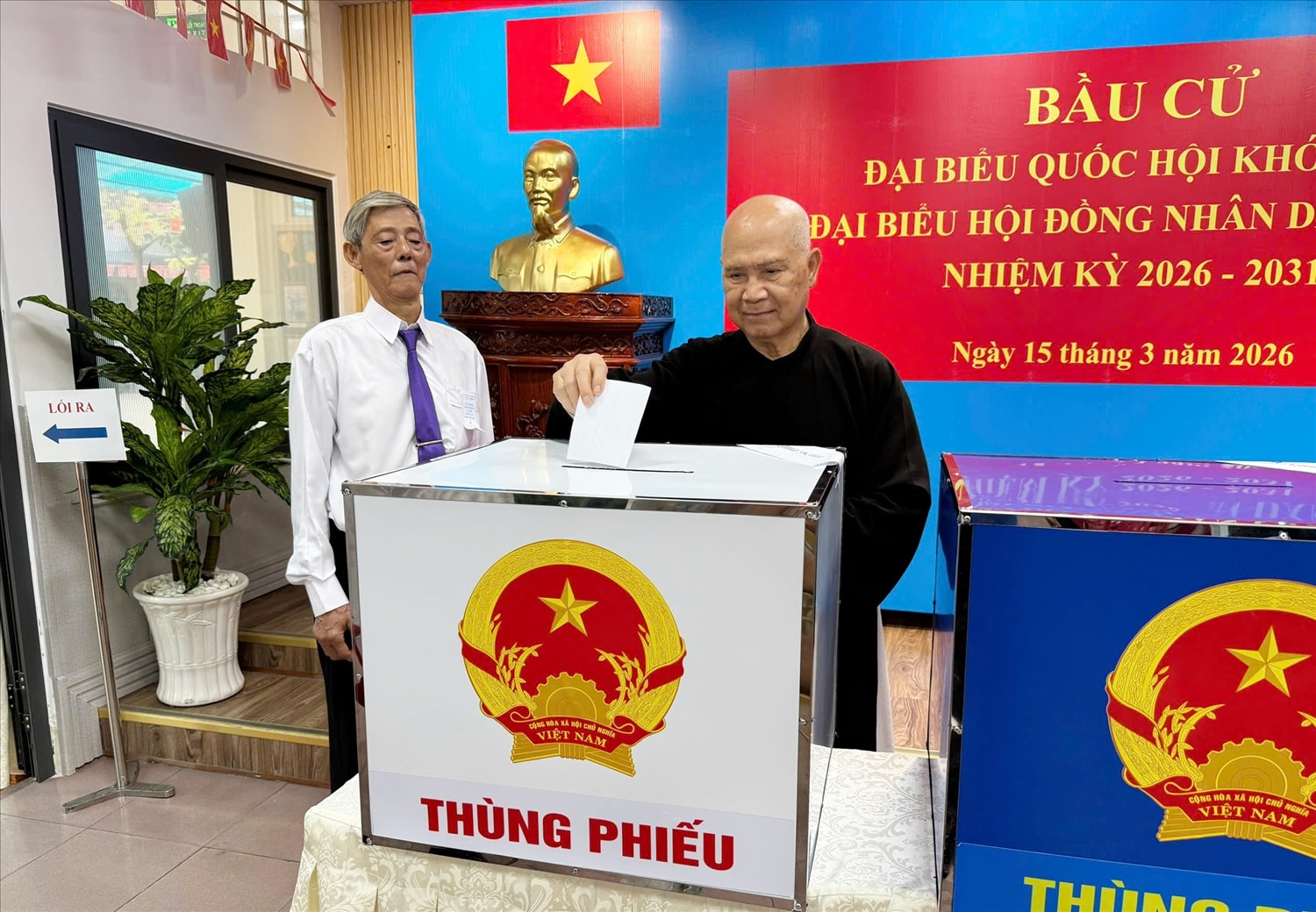 Phổ đạo Tường Lãng Trà Văn Tứ - Quyền Hiệp Lý Ban trị sự Minh Lý Đạo - Tam Tông Miếu bỏ phiếu tại Tổ bầu cử số 16, phường Bàn Cờ, TP. Hồ Chí Minh (Ảnh: Ban Tôn giáo Chính phủ)