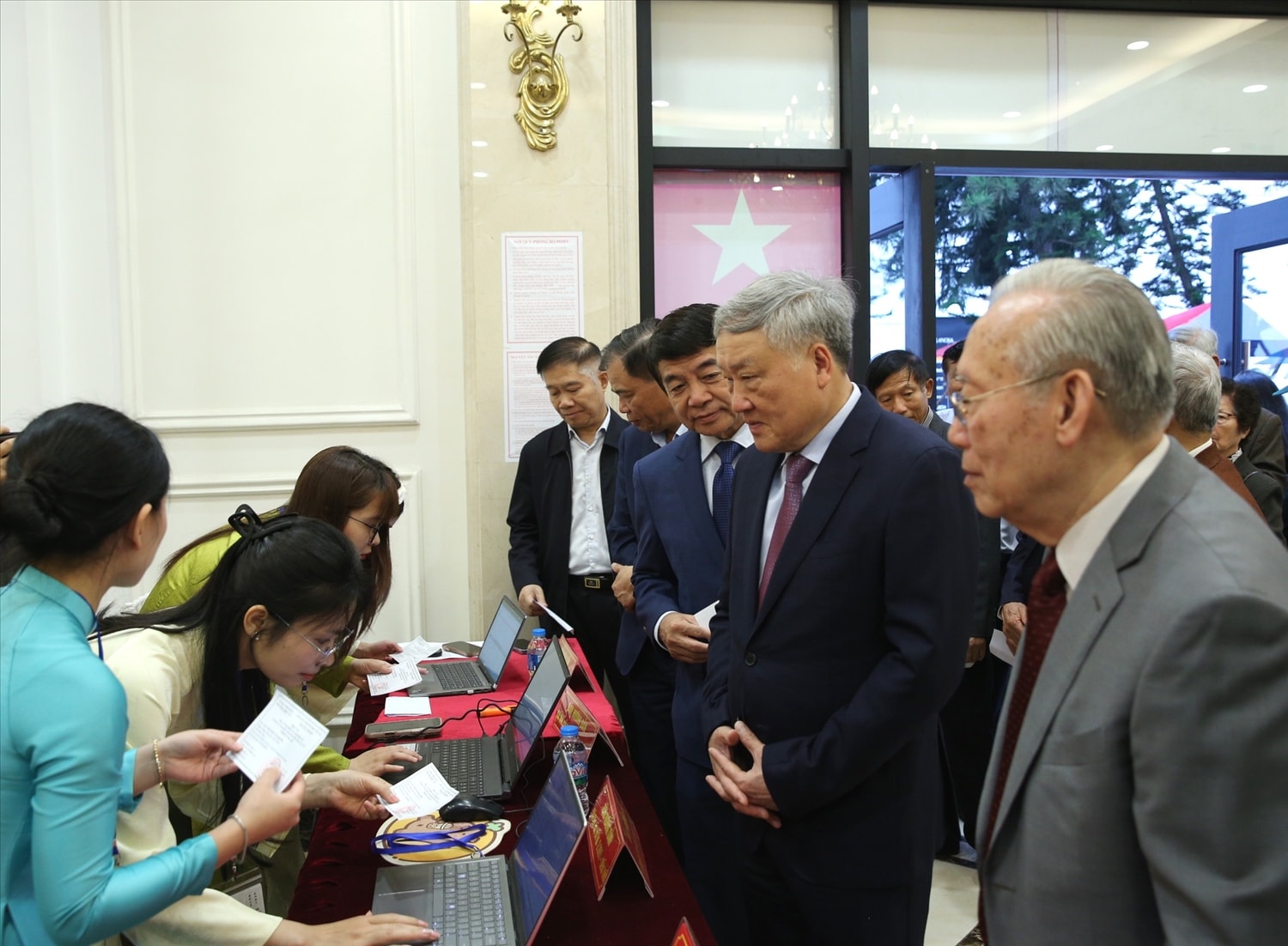 Hoà cùng không khí ngày hội toàn dân đi bầu cử, Phó Thủ tướng Thường trực Chính phủ Nguyễn Hòa Bình, Phó Chủ tịch Hội đồng Bầu cử Quốc gia thực hiện quyền công dân, tiến hành bầu cử đại biểu Quốc hội khóa XVI và đại biểu HĐND các cấp nhiệm kỳ 2026-2031 tại Đơn vị bầu cử số 2 - Khu vực bỏ phiếu số 7, phường Phúc Lợi, thành phố Hà Nội - Ảnh: VGP/Nguyễn Hoàng