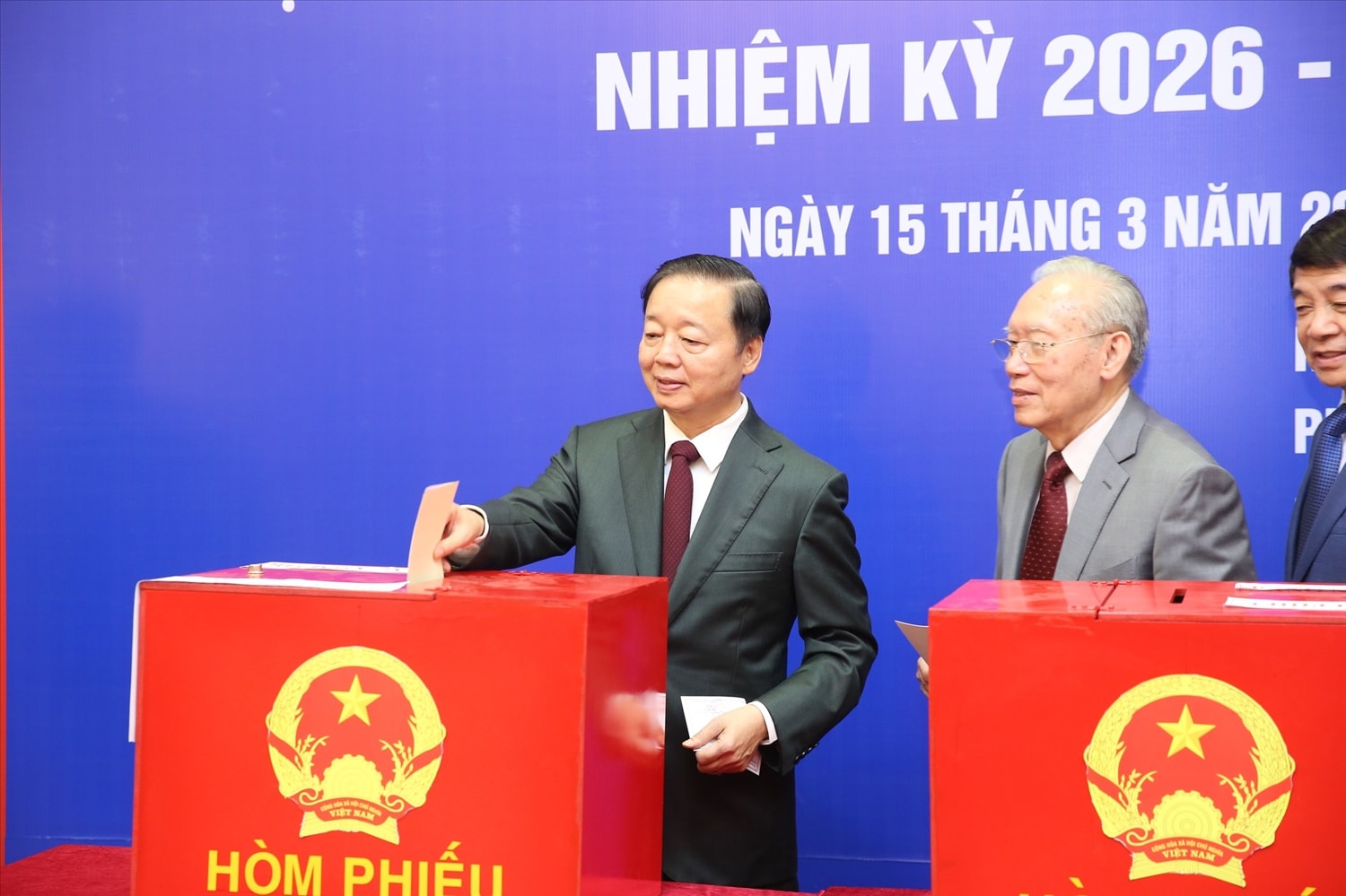 Phó Thủ tướng Chính phủ Trần Hồng Hà bỏ phiếu tại khu vực bỏ phiếu số 7, phường Phúc Lợi. Toàn phường Phúc Lợi trên 40.230 cử tri tham gia bầu cử đại biểu Quốc hội và đại biểu HĐND Thành phố; trong đó 36.459 cử tri tham gia bầu cử đại biểu HĐND phường. Hơn 3.400 cử tri tại Đơn vị bầu cử số 2 - Khu vực bầu cử số 7 đã thực hiện bỏ phiếu bầu đại biểu Quốc hội khóa XVI và đại biểu HĐND các cấp nhiệm kỳ 2026-2031- Ảnh: VGP/Minh Khôi