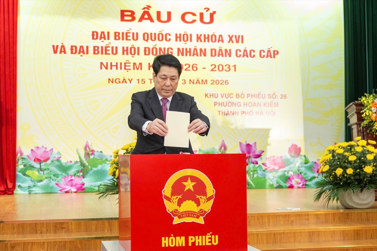 Chủ tịch nước Lương Cường thực hiện quyền cử tri tại Khu vực bỏ phiếu số 26, phường Hoàn Kiếm, thành phố Hà Nội. Cùng dự có Đại tướng Nguyễn Trọng Nghĩa, Ủy viên Bộ Chính trị, Bí thư Trung ương Đảng, Chủ nhiệm Tổng cục Chính trị Quân đội nhân dân Việt Nam - Ảnh: VGP
