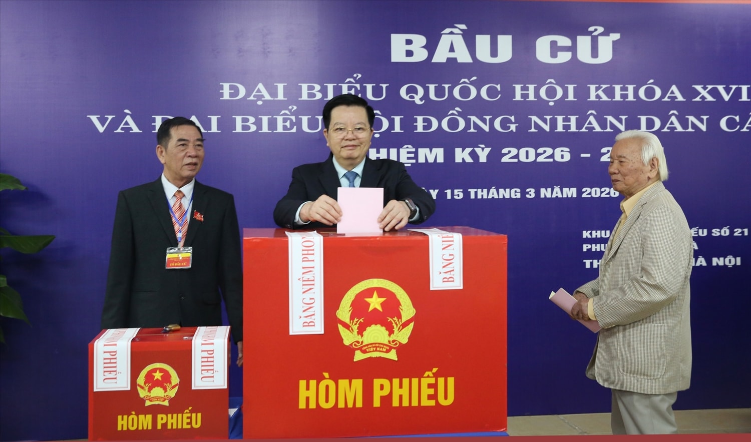 Phó Thủ tướng Mai Văn Chính thực hiện quyền công dân, tham gia bỏ phiếu tại Khu vực bỏ phiếu số 21, phường Ngọc Hà, Hà Nội - Ảnh: VGP