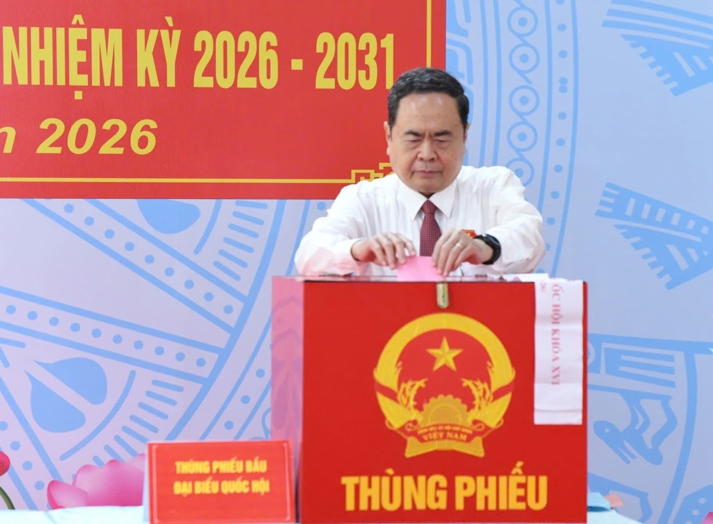 Chủ tịch Quốc hội Trần Thanh Mẫn, Chủ tịch Hội đồng Bầu cử quốc gia, bỏ phiếu tại Khu vực bỏ phiếu số 14 (xã Hóc Môn, TPHCM). Bí thư Thành ủy TPHCM Trần Lưu Quang cũng tham gia bỏ phiếu tại đây.