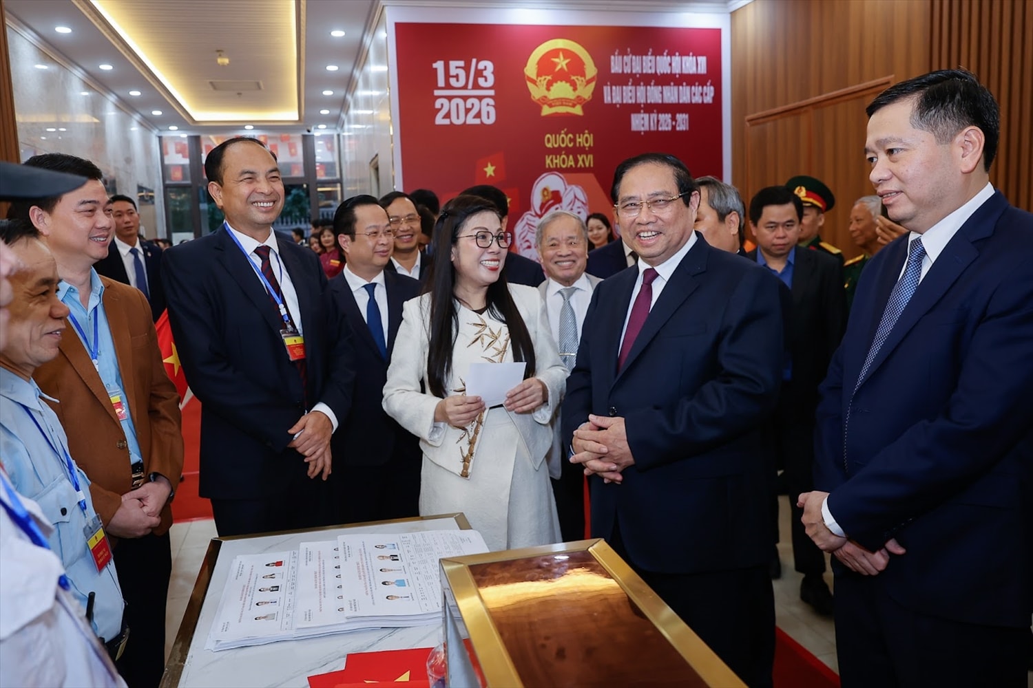 Thủ tướng Phạm Minh Chính cùng Phu nhân tham dự bỏ phiếu bầu cử tại phường Tây Hồ, thành phố Hà Nội. Toàn phường có 68.769 cử tri được phân bố trên 68 tổ dân phố với 27 điểm bỏ phiếu. Công tác tổ chức bầu cử trên địa bàn phường Tây Hồ được chuẩn bị toàn diện, chặt chẽ, tuân thủ nghiêm các quy trình, thủ tục theo quy định của pháp luật, bảo đảm các nguyên tắc dân chủ, công khai, an toàn và thuận tiện cho cử tri tham gia bầu cử - Ảnh: VGP/Nhật Bắc