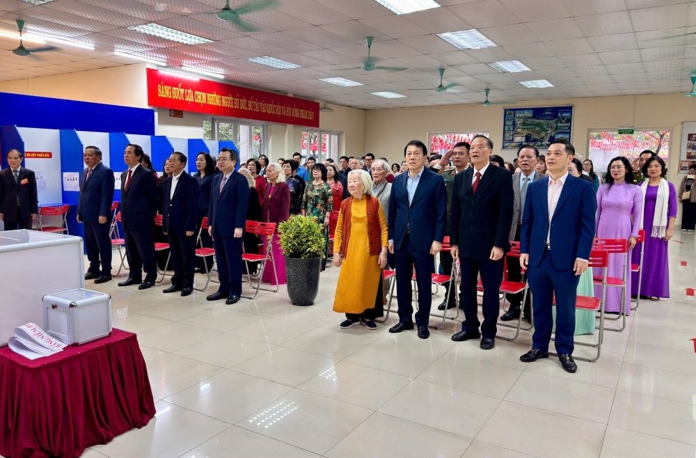 Đại tướng Lương Tam Quang, Bộ trưởng Bộ Công an; Trưởng Ban Chính sách, Chiến lược Trung ương Nguyễn Thanh Nghị dự lễ chào cờ khai mạc ngày bầu cử tại khu vực bỏ phiếu số 11, phường Phú Thượng, thành phố Hà Nội