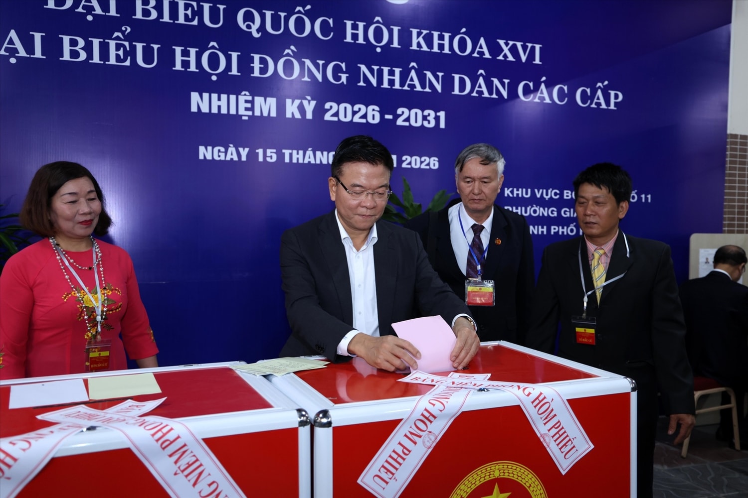 Phó Thủ tướng Lê Thành Long thực hiện quyền công dân, tiến hành bầu cử đại biểu Quốc hội khóa XVI và đại biểu HĐND các cấp nhiệm kỳ 2026-2031 tại Khu vực bỏ phiếu số 10-11, phường Giảng Võ, Hà Nội - Ảnh: VGP/Đức Tuân
