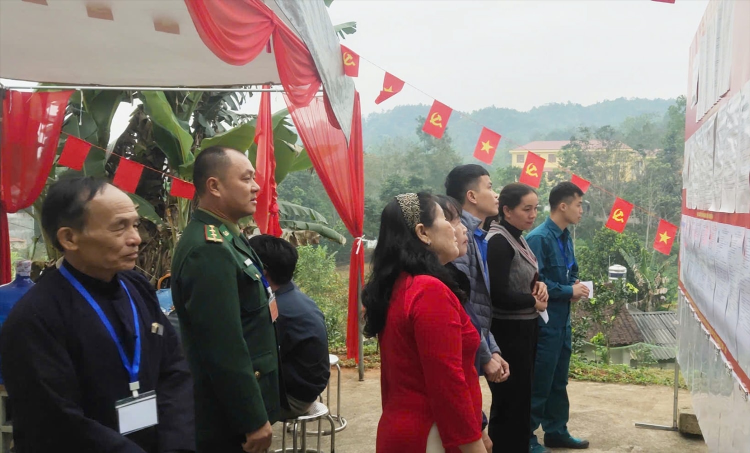 Người dân xã  biên giới Kháng Chiến, tỉnh Lạng Sơn đi bầu cử