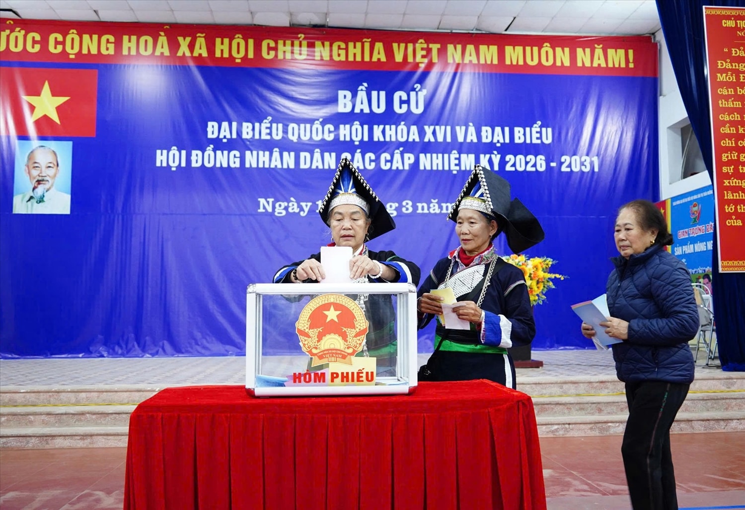 Cử tri dân tộc Pa Dí đi bầu cử tại tổ bỏ phiếu số 29 đặt tại Nhà văn hóa trung tâm xã Mường Khương, tỉnh Lào Cai