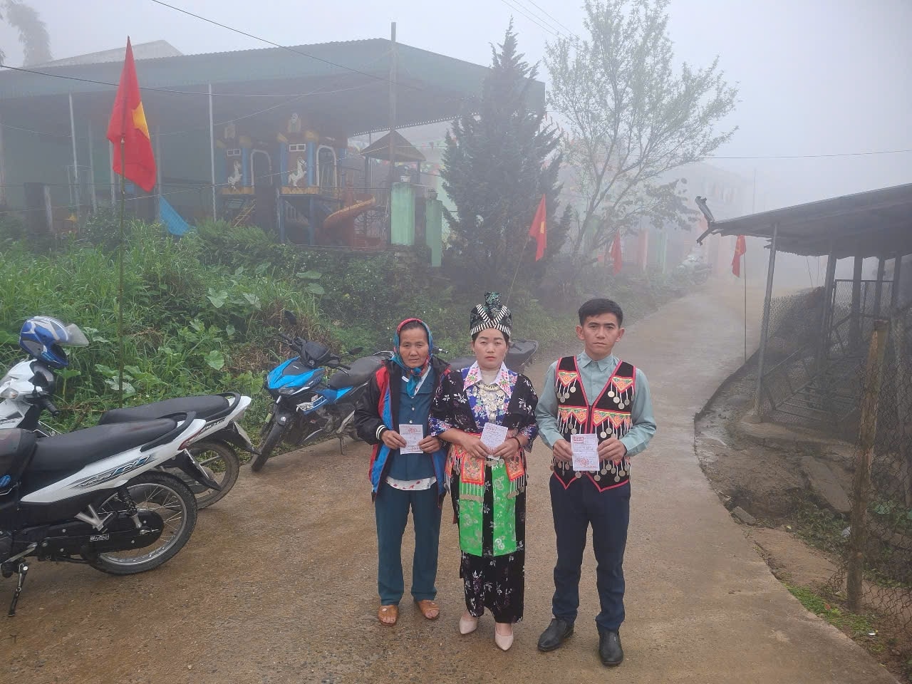 Người Mông ở bản Phù Khả 1, xa. Na Ngoi tỉnh Nghệ An đi bầu cử