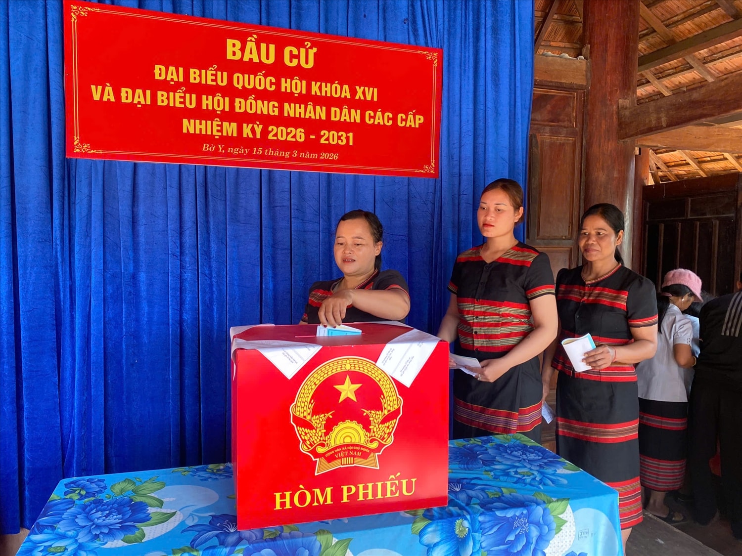 Người Brâu, làng Đăk Mế, xã Bờ Y, tỉnh Quảng Ngãi bỏ phiếu bầu cử