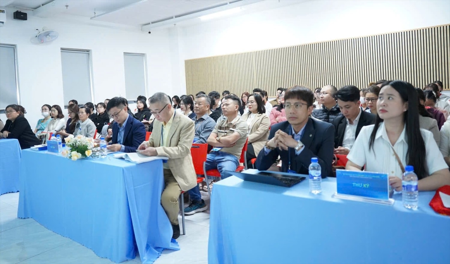 Các phiên chuyên đề chuyên sâu chia sẻ những tiến bộ y học hiện đại.