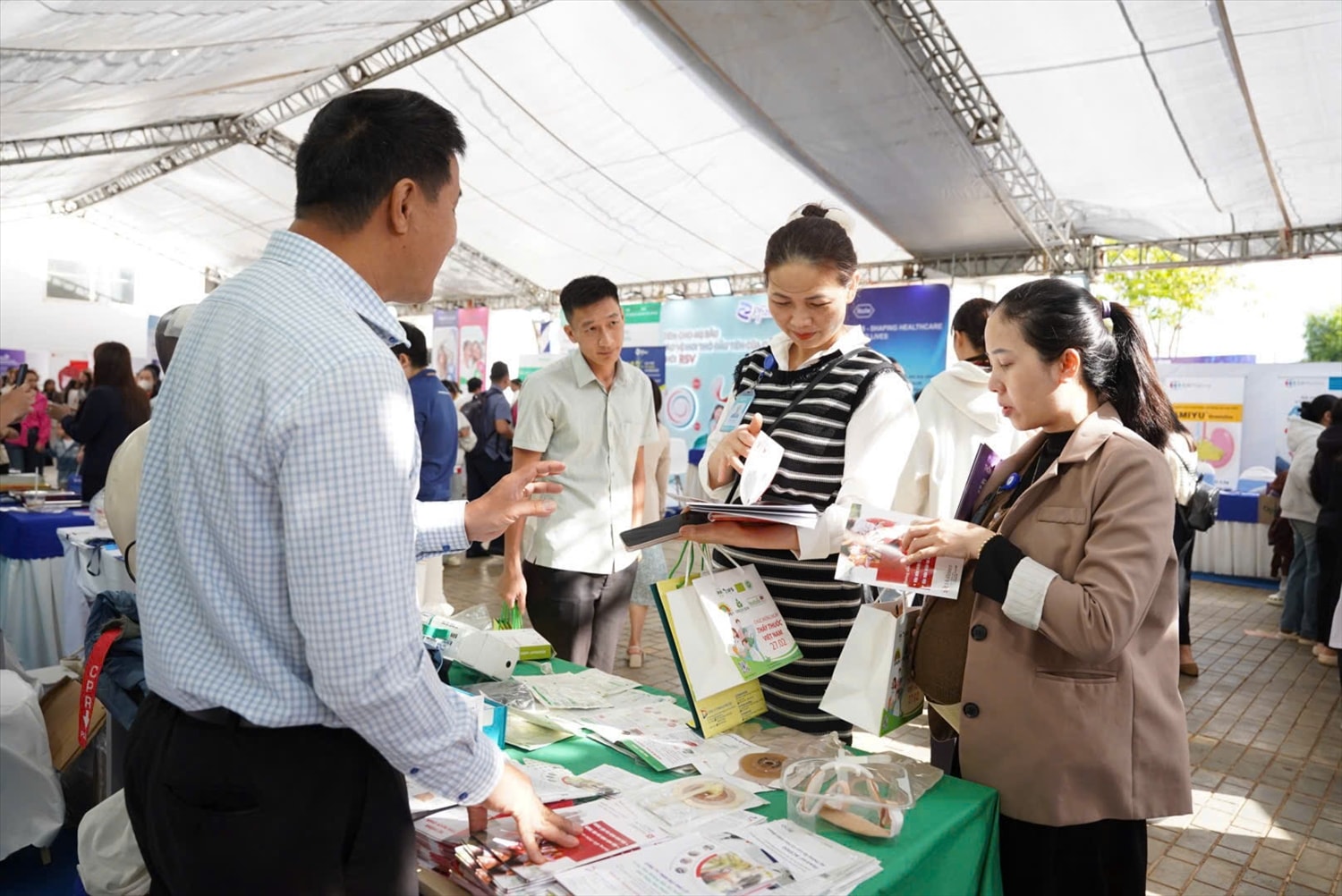 Đại biểu tham quan tìm hiểu các gian trưng bày thiết bị, vật tư y tế hiện đại