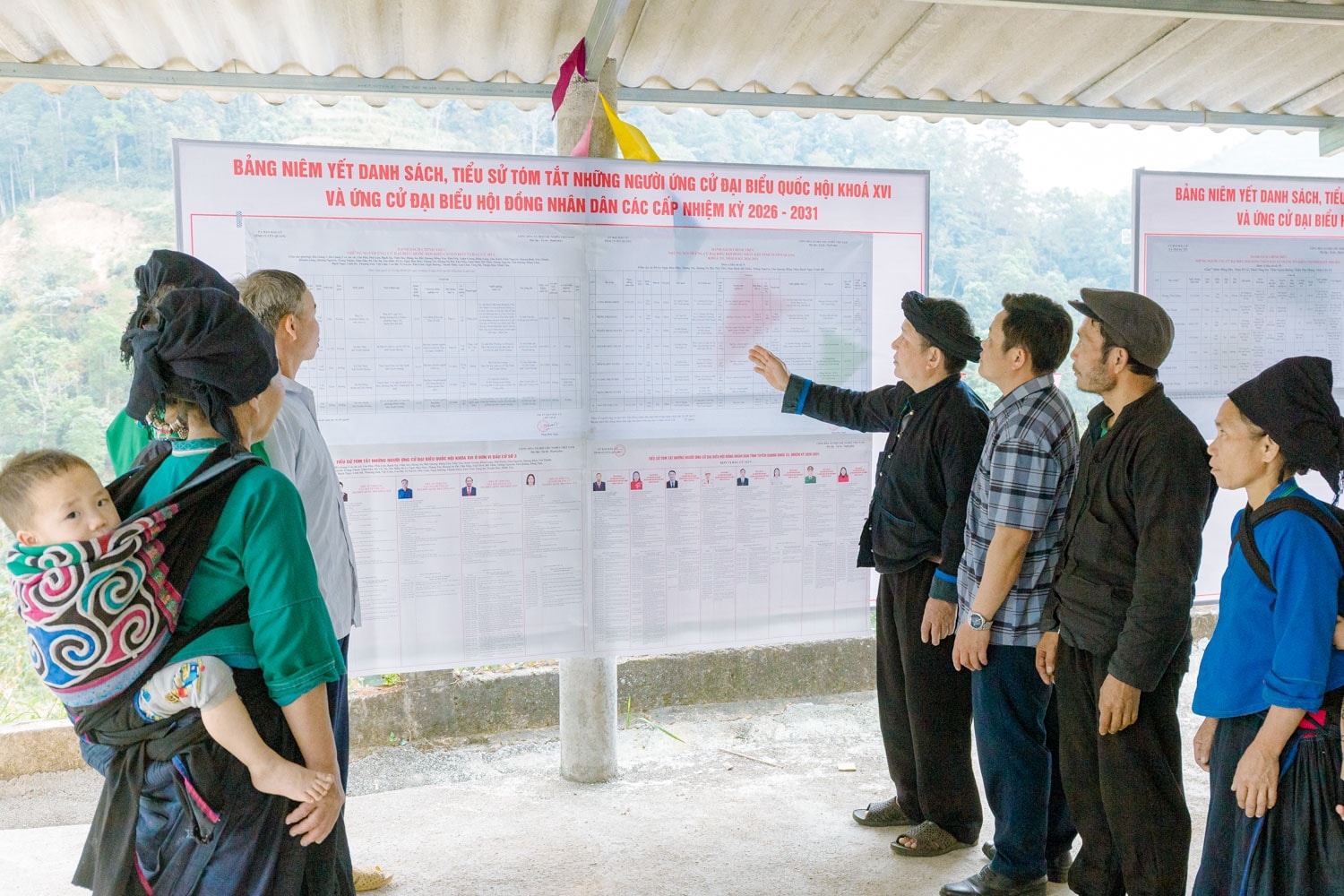 Tại xã biên giới Thàng Tín - xã đầu tiên của tỉnh Tuyên Quang đạt 100% tỷ lệ cử tri tham gia bỏ phiếu, ông Tải Sào Sơn - Người có uy tín thôn Đông Rìu chia sẻ: Cuộc bầu cử đại biểu Quốc hội khóa XVI và đại biểu Hội đồng nhân dân (HĐND) các cấp nhiệm kỳ 2026 - 2031 là Ngày Hội lớn của đất nước, cũng là quyền lợi của mỗi người dân. Tôi thường nói với bà con rằng đi bầu cử là để lựa chọn những người đại diện cho ý chí, nguyện vọng của mình. Vì vậy, ai cũng nên đi bỏ phiếu đầy đủ, đúng quy định.