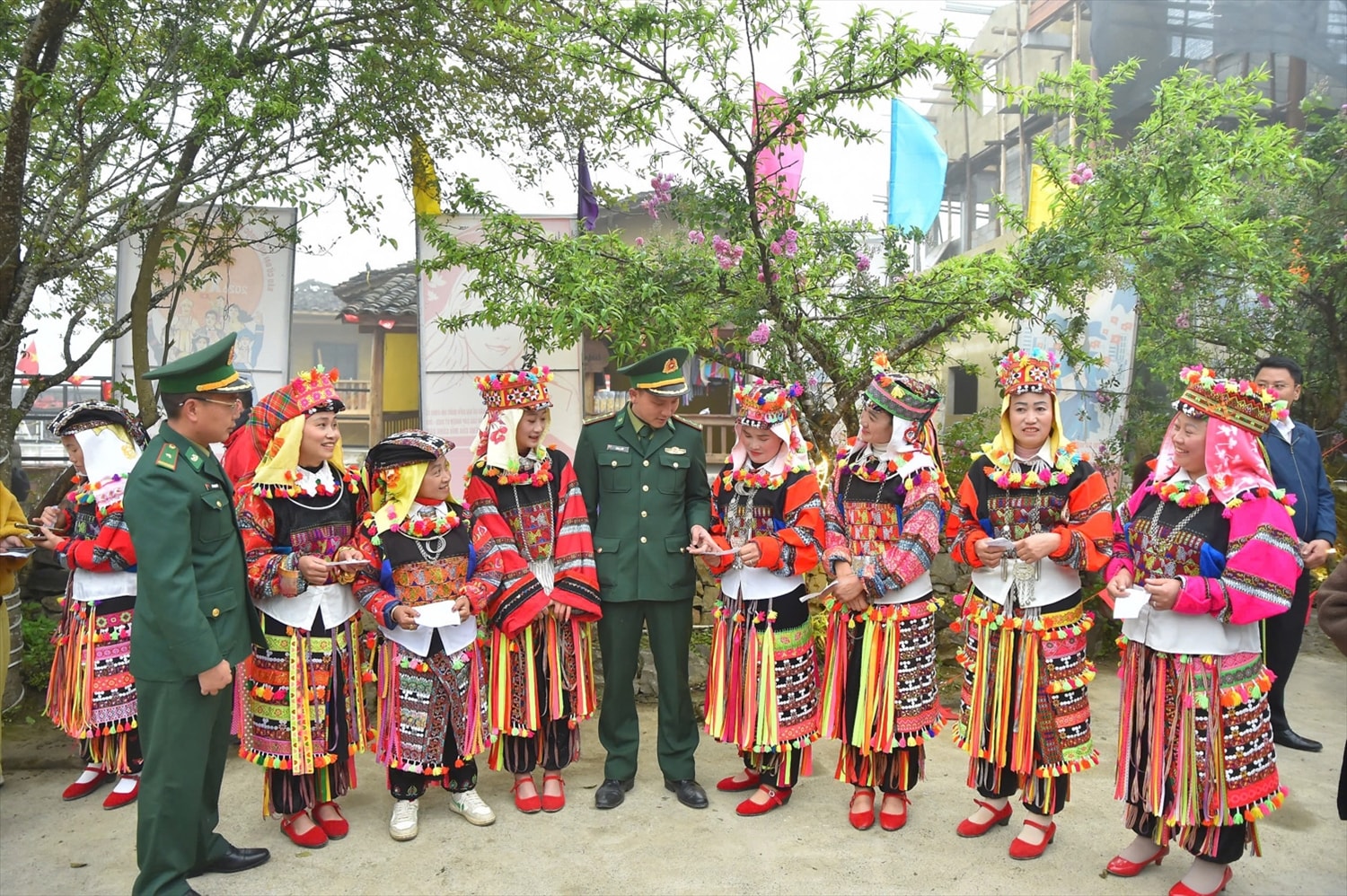 Dù đường xa, địa hình đi lại khó khăn, nhưng ngay từ sáng sớm ngày 15/3 nhiều cử tri xã Lũng Cú, tỉnh Tuyên Quang - Địa đầu Tổ quốc đã băng qua những con dốc quanh co, vượt các sườn núi đá tai mèo để đến điểm bỏ phiếu tại làng Lô Lô Chải.