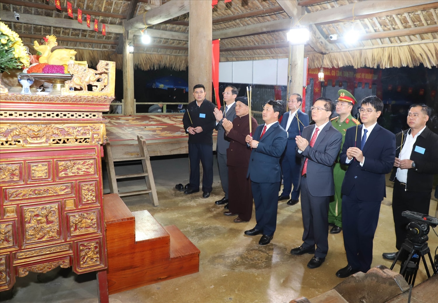 Bí thư Tỉnh ủy Tuyên Quang Hầu A Lềnh dâng hương, dâng hoa tại Đình Tân Trào trước giờ bầu cử.