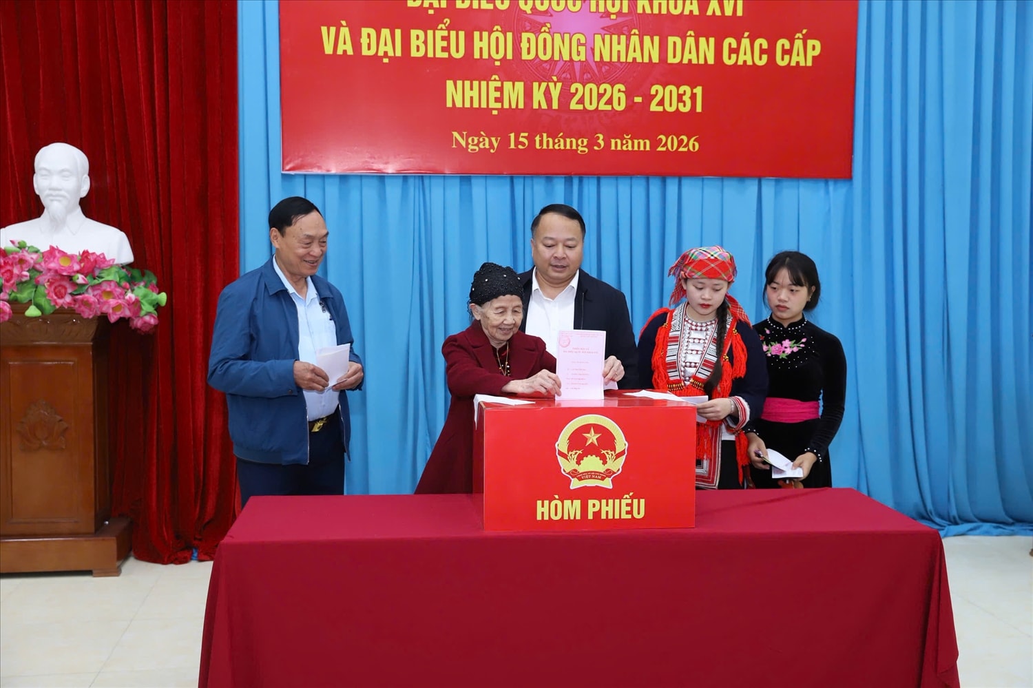 Chủ tịch UBND tỉnh Tuyên Quang Phan Huy Ngọc tham dự khai mạc bầu cử tại phường Hà Giang 1.