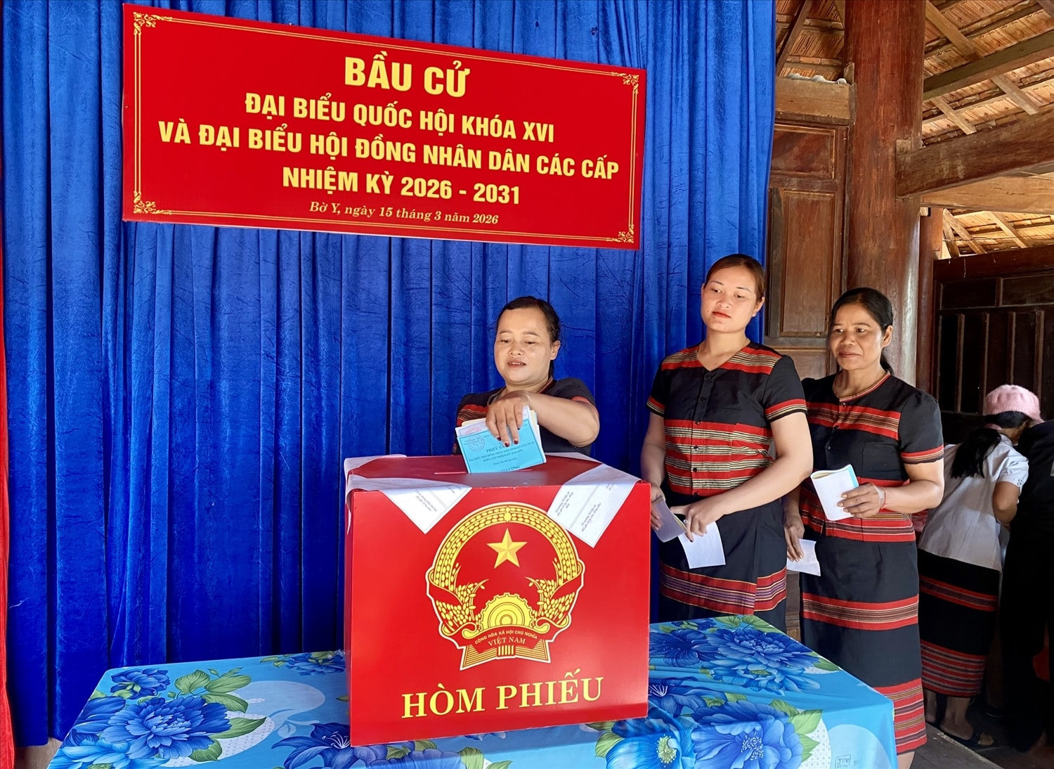 Cử tri người Brâu, làng Đăk Mế, xã Bờ Y bỏ phiếu bầu cử. (Ảnh: Ngọc Chí)
