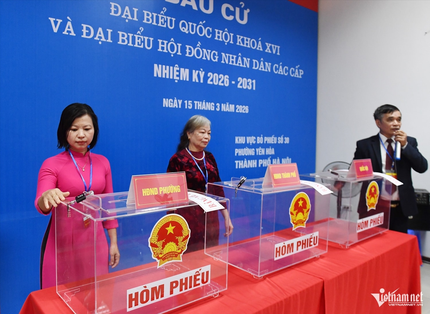 Bộ trưởng Đào Ngọc Dung bỏ phiếu tại phường Yên Hòa, Hà Nội 5