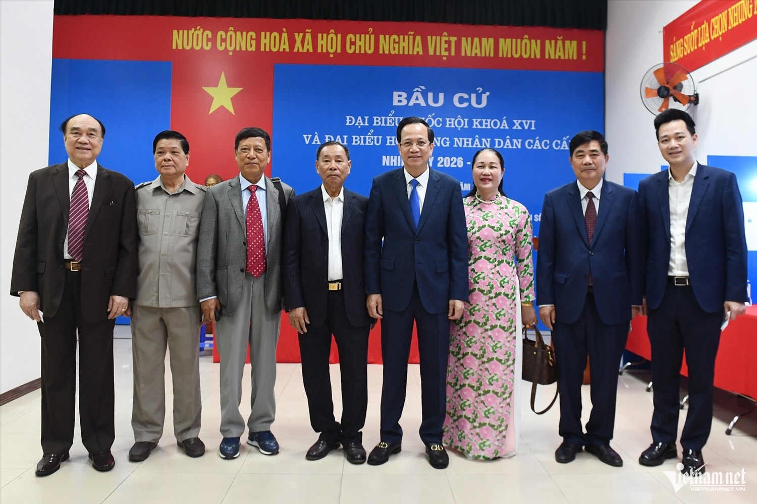 Bộ trưởng Đào Ngọc Dung bỏ phiếu tại phường Yên Hòa, Hà Nội 3
