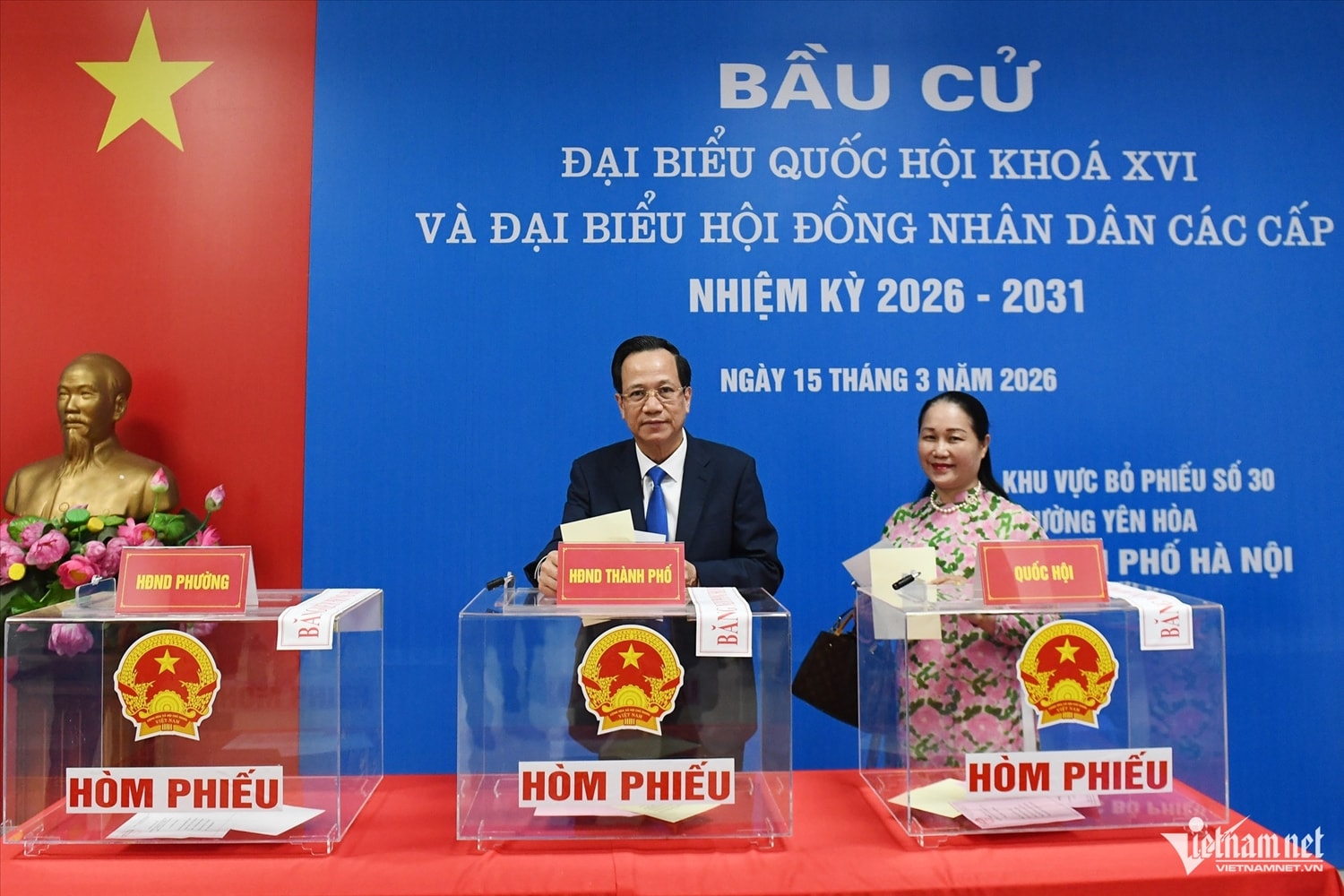 Bộ trưởng Bộ Dân tộc và Tôn giáo Đào Ngọc Dung tiến hành bỏ phiếu bầu cử.