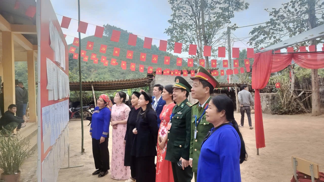 Người dân xã Kháng Chiến, tỉnh Lạng Sơn có mặt tại điểm bầu cử từ sáng sớm để thực hiện nghĩa vụ công dân