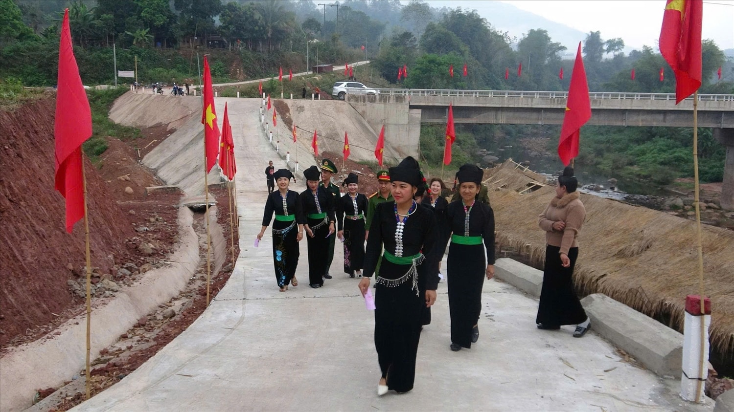 Đồng bào dân tộc Cống ở xã Nậm Kè, tỉnh Điện Biên có mặt từ sáng sớm đi bỏ phiếu bầu cử- Ảnh Lương  Hiền