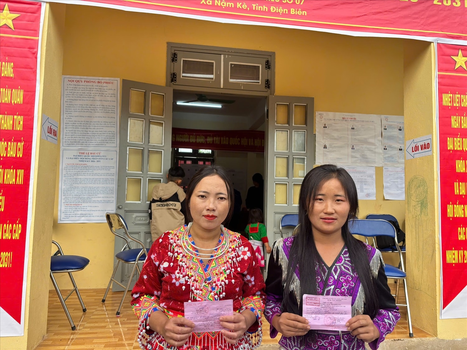 Mỗi lá phiếu được gửi vào hòm phiếu không chỉ thể hiện quyền và nghĩa vụ công dân mà còn gửi gắm niềm tin, kỳ vọng của cử tri vào những đại biểu tiêu biểu, xứng đáng đại diện cho ý chí và nguyện vọng của nhân dân