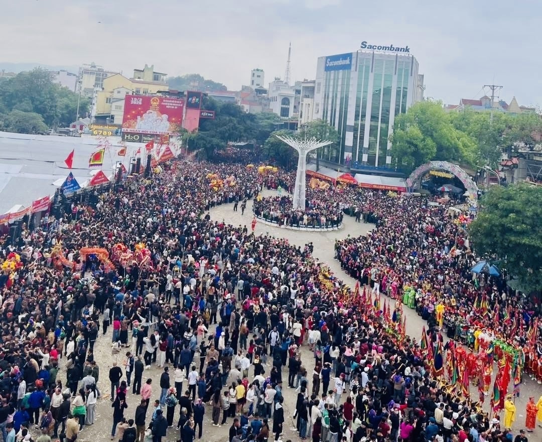 Hàng nghìn du khách đến trẩy hội