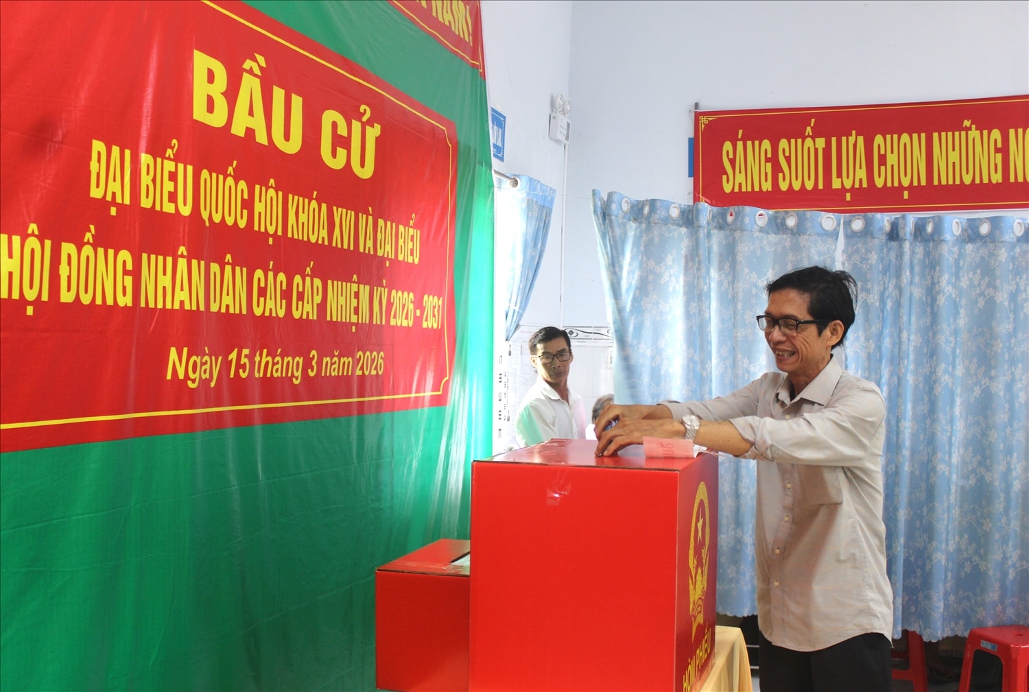 Bỏ lựa chọn vào thùng phiếu,  ông Nguyễn Thanh Tâm, giáo dân tại giáo xứ Thạnh An, mong muốn đại biểu sau khi trúng cử sẽ tận tâm cống hiến cho đất nước