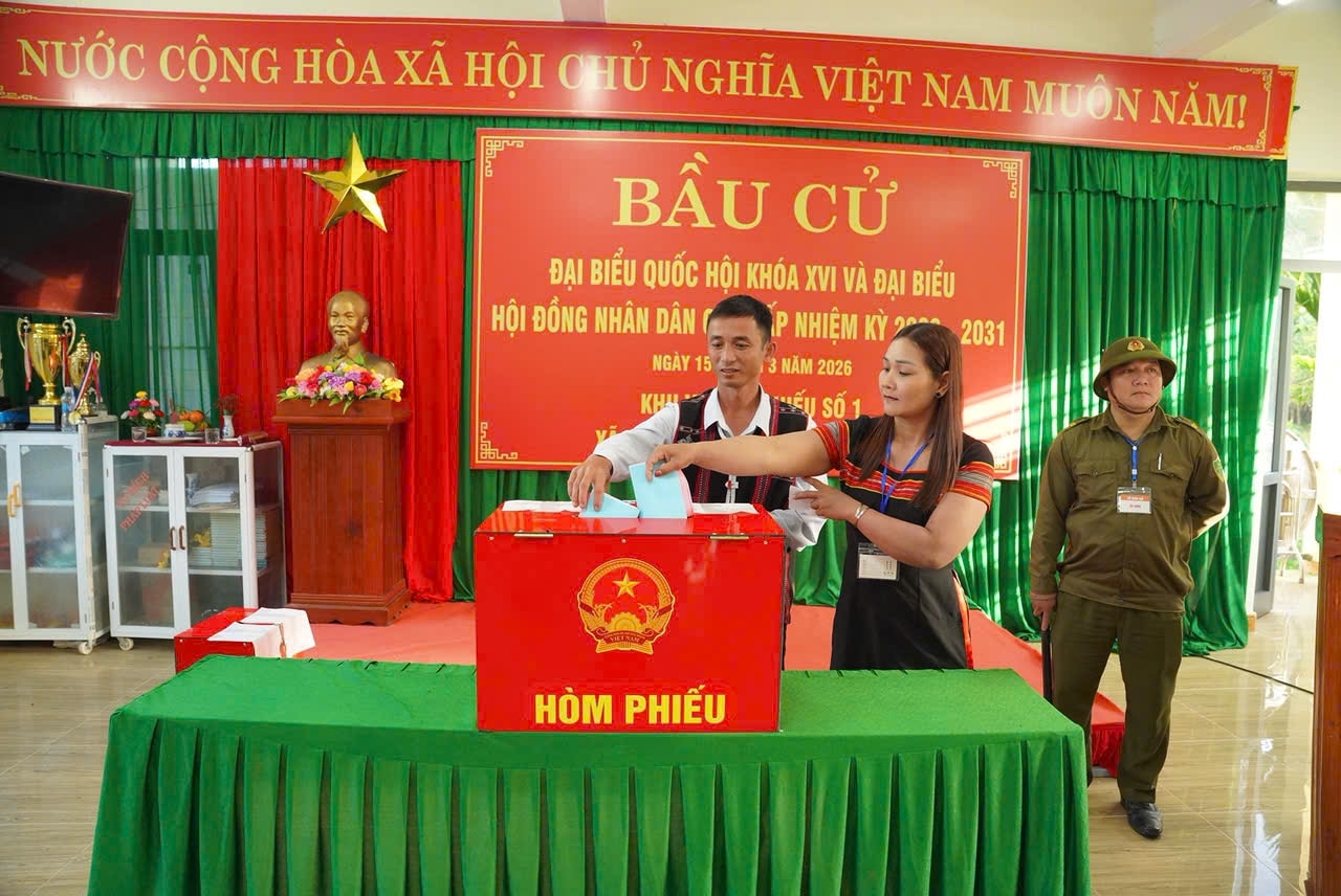 Quá trình bỏ phiếu bầu cử ở các địa phương diễn ra an toàn nghiêm túc. (Ảnh LN)