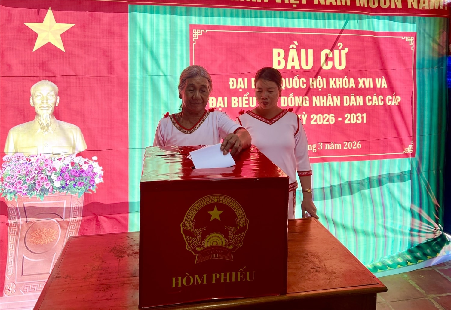 Bà Y Nuôi (dân tộc Rơ Măm) làng Le phấn khởi khi tham gia bỏ phiếu bầu đại biểu Quốc hội khóa XVI và đại biểu HĐND các cấp, nhiệm kỳ 2026 – 2031. (Ảnh: Ngọc Chí)