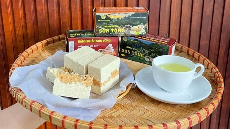 Thưởng thức bánh khảo Cao Bằng với trà sẽ tăng thêm vị hấp dẫn (ảnh st)