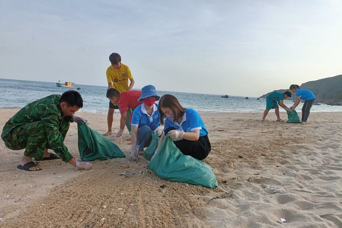 Các hội, đoàn thể tỉnh Gia Lai chung tay dọn dẹp rác thải bờ biển để bảo vệ môi trường. (Ảnh: T.B)