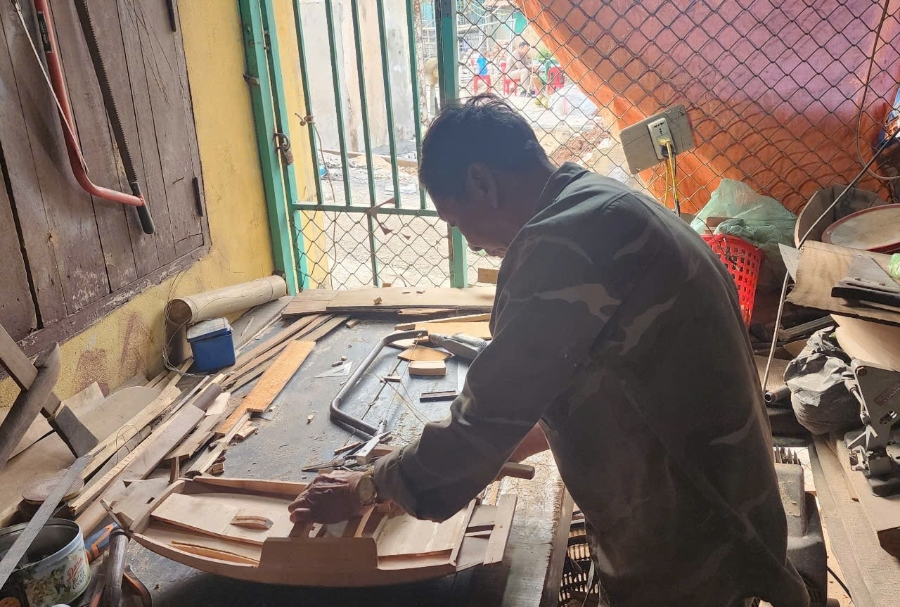 Trước sự chuyển dịch cơ cấu kinh tế và sự phát triển của sản xuất công nghiệp, nhiều nghề truyền thống đang dần thu hẹp về quy mô