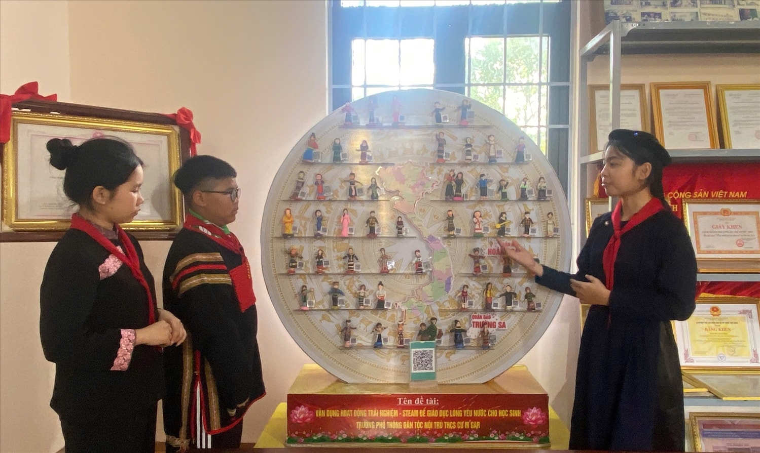 Bảo tàng Văn hóa Việt Nam - 54 dân tộc chung một mái nhà của nhóm học sinh DTTS
